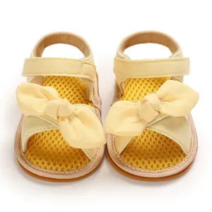 Sandalias de verano amarillas para bebé con lazos grandes y suelas suaves para bebés de 0-1 año.
