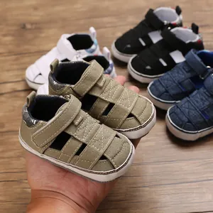Primo piano dettagliato delle scarpe primi passi traspiranti per neonati in colore kaki