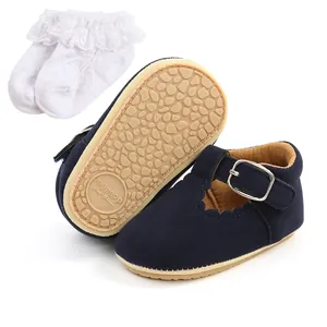Dettaglio scarpe principessa neonato blu navy con suola antiscivolo e calzini con volant