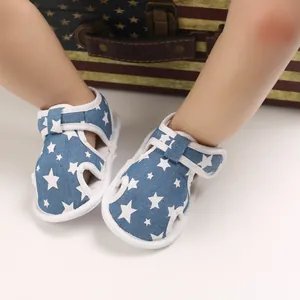 Primer plano de cómodas sandalias azules para bebé con estrellas blancas y cierre de velcro.