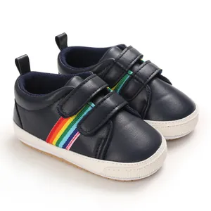 Chaussures de marche pour bébé bleu marine avec bande arc-en-ciel et doubles scratchs.