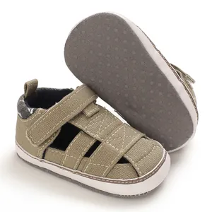 Vista dettagliata delle scarpe estive per neonati con suola antiscivolo e fori