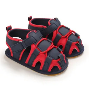 Vista dettagliata dei sandali per neonati in blu navy e rosso con suola molto morbida