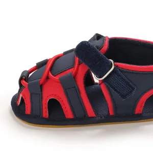 Primo piano dettagliato di sandalo per neonati blu e rosso con chiusura a strappo e cuciture