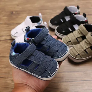 Dettaglio di scarpe da bambino in denim traspirante con design traforato e suola