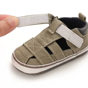 Primo piano dettagliato della scarpa da passeggio per neonati in tela verde con velcro