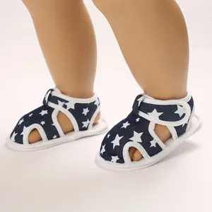 Vista detallada de sandalias para bebé con estampado de estrellas, suela blanda y velcro