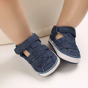 Primo piano di scarpe da bambino in denim blu con design traforato e cinturino in velcro regolabile