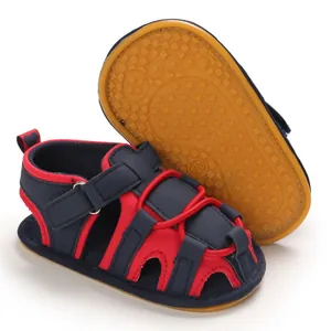 Dettaglio di sandali blu navy per neonati con suole morbide antiscivolo con motivi a stelle