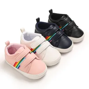 Collection de chaussures de marche pour bébé avec rayures arc-en-ciel et velcro.