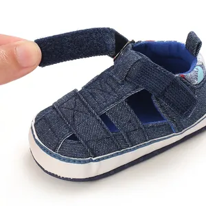 Dettaglio della chiusura a strappo regolabile sulle scarpe da passeggio per neonati.