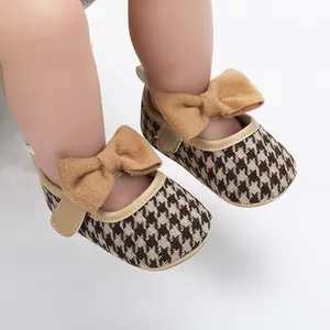 Detailansicht von Baby Mädchen Prinzessinnenschuhen mit Hahnentritt und Schleife