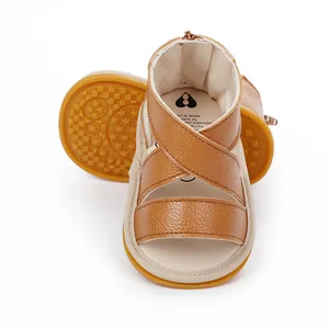 Sandales d'été pour bébé garçon en similicuir marron avec brides croisées et semelle.