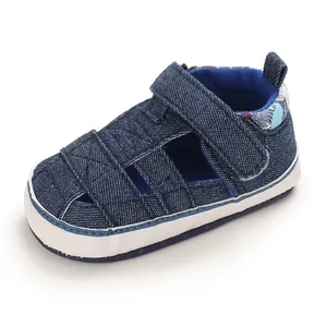 Primo piano di scarpa da camminata per neonati in denim blu navy con design traforato