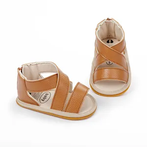 Vue détaillée de sandales pour bébé en similicuir marron avec brides croisées et semelle