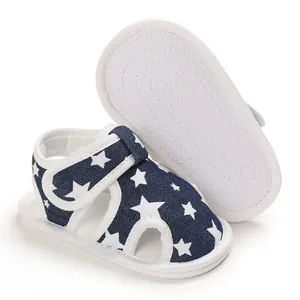 Vista detallada de sandalias azul marino para bebé con diseño de estrellas y suela blanda