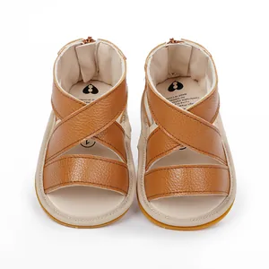 Sandales bébé marron à brides croisées, semelle caoutchouc et fermeture éclair arrière