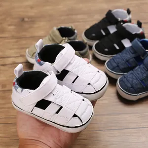 Dettaglio di scarpe da camminata bianche traspiranti per neonati con opzioni di colore