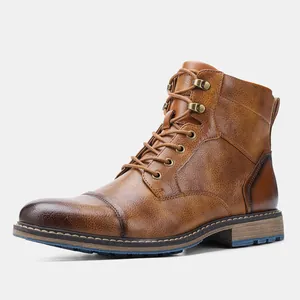 Gedetailleerd zijaanzicht van vintage bruine leren werkschoenen voor heren mode.