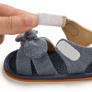 Primer plano del cierre de velcro en sandalias de algodón azul para bebés con suela blanda