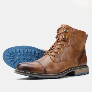 Detailweergave en blauwe antislipzool van vintage bruine leren werkschoenen voor heren