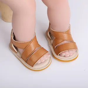 Vue détaillée de sandales en cuir marron pour bébé avec une semelle en caoutchouc durable