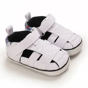 Vista dettagliata delle scarpe estive bianche per neonati con ritagli e velcro regolabile