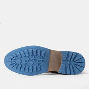 Close-up van de blauwe rubberen zool met antislipprofiel voor vintage Martin-boots.