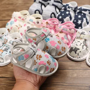 Primer plano de sandalias para bebé con suela blanda y cierre de velcro