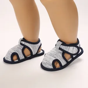 Primer plano de cómodas sandalias para bebé con suela blanda y velcro para caminar.