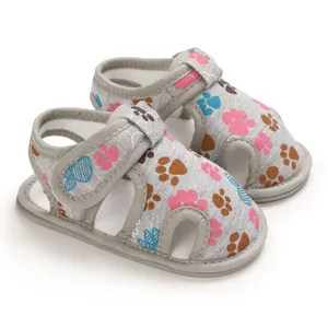 Sandalias suaves para bebé con estampados de huellas de colores y cierre de velcro útil