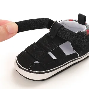Dettaglio di scarpe da camminata per neonati nere traspiranti con cinturino in velcro