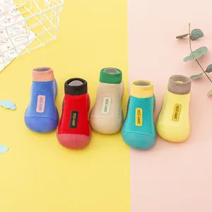 Bunte rutschfeste Baby-Laufsocken-Schuhe mit Strickobermaterial und Gummisohlen.