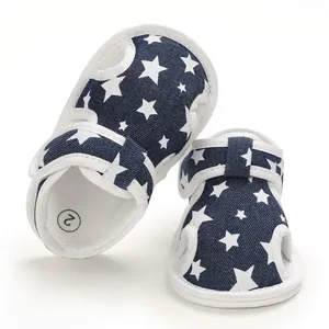 Detaillierte Ansicht von marineblauen Babysandalen mit Sternenprint und weicher Sohle.