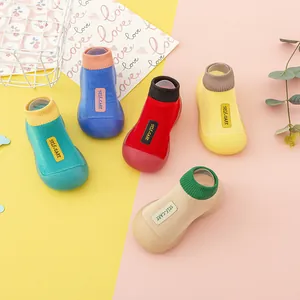 Bunte Baby-Socken-Schuhe mit rutschfester Gummikappe in fünf lebhaften Farbkombinationen