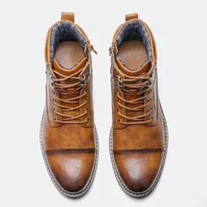 Bovenaanzicht van vintage bruine lederen Martin boots met ritssluiting en vetersluiting