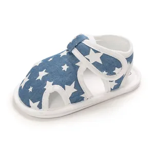 Detailansicht blaue Baby-Sandalen mit Sternenmuster und weicher Sohle für Kleinkinder