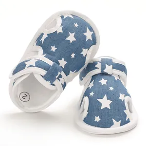 Leichte blaue Baby-Sandalen mit weicher Sohle und weißem Sternenmuster für den Sommer
