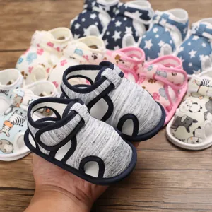 Primer plano de sandalias para bebé con suela blanda y cierre de velcro
