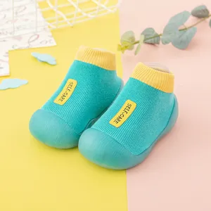Atmungsaktive türkise Babyschuhe mit weicher Gummisohle und gelbem Rand