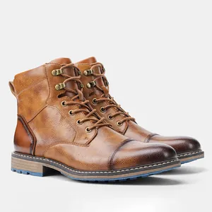 Detailopname van retro bruine lederen werkschoenen voor heren met vetersluiting