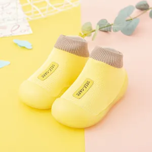 Atmungsaktive gelbe Baby-Socken-Schuhe mit weicher Gummisohle für erste Gehversuche