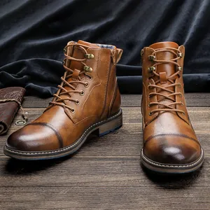 Detailoverzicht van vintage bruin lederen hoge Martin werklaarzen met rits voor heren