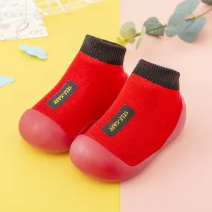 Rote und schwarze Baby-Socken-Schuhe mit weicher rutschfester Gummisohle für Kleinkinder.