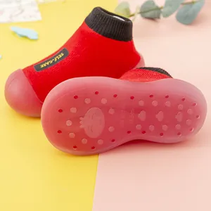 Detailansicht der roten Baby-Laufsocken-Schuhe mit rutschfester Sohle und schwarzem Bund