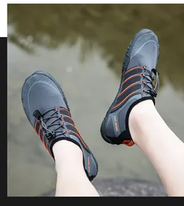 Leichte grau-orange schnelltrocknende Aquaschuhe für Herren und Damen in der Natur