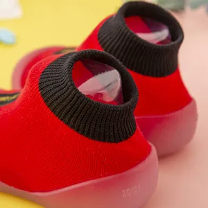 Nahaufnahme der rot-schwarzen Baby-Laufsocken-Schuhe mit dem Größendetail 20/21.