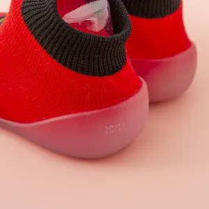 Nahaufnahme eines roten Baby-Lernlaufschuhs mit strapazierfähiger Gummisohle und Größenangabe