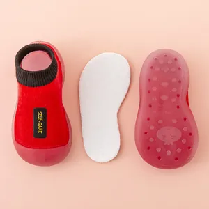 Detaillierte Ansicht roter Baby-Lauflernschuhe mit herausnehmbarer weißer Einlegesohle