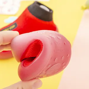 Nahaufnahme der flexiblen und weichen rutschfesten Gummisohle des Babysocken-Schuhs
